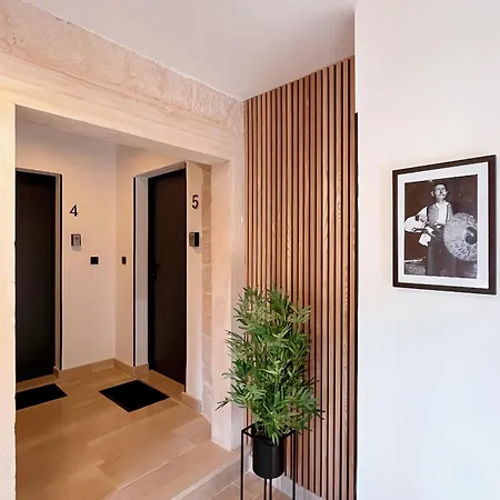 Luxury White House Apartment *