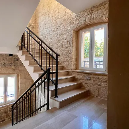 Luxury White House *