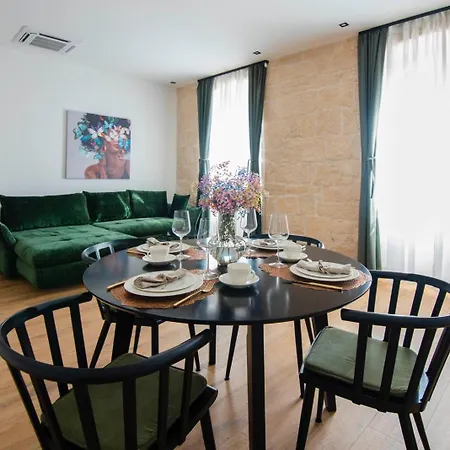Luxury White House * Sinj